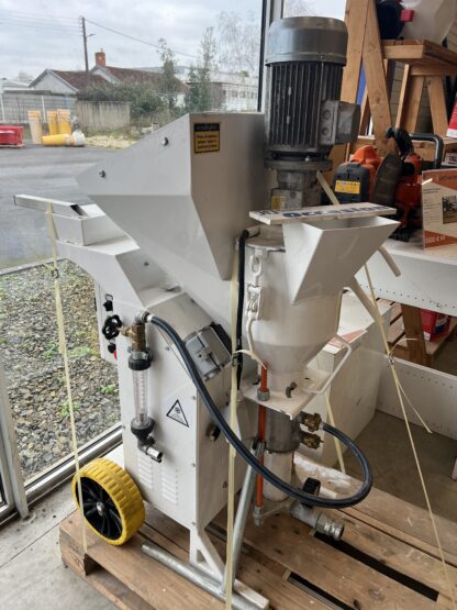 • MACHINE A PROJETER 230V KOMPATA REV DEMONSTRATION
